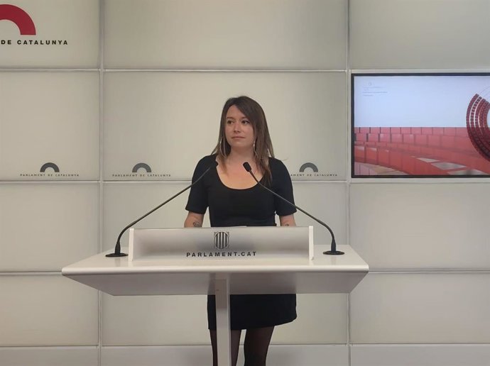La diputada de la CUP en el Parlament Laure Vega en rueda de prensa.