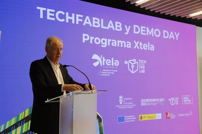 El consejero de Innovación, Eduardo Arasti, presenta el proyecto TechFabLab