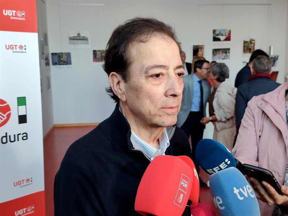 El expresidente de la Junta de Extremadura, Guillermo Fernández Vara, atiende a los medios antes de recoger el Premio 1 de Mayo de UGT Extremadura.