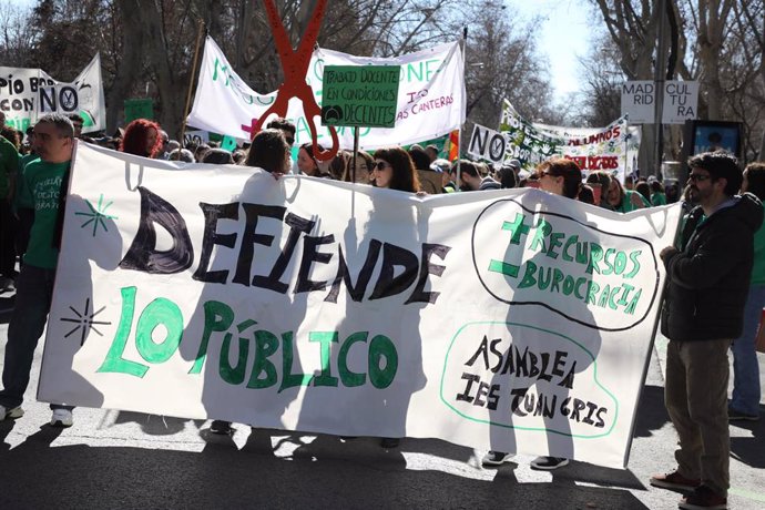 Archivo - Decenas de personas durante una manifestación por la educación pública, a 23 de febrero de 2025, en Madrid (España). 