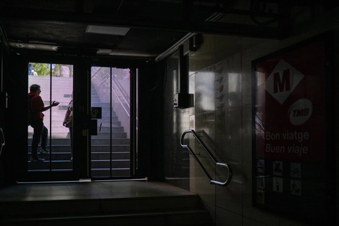 Momento en el que se cerraba la parada de Llucmajor del metro de la L4 de Barcelona - Imagen de archivo