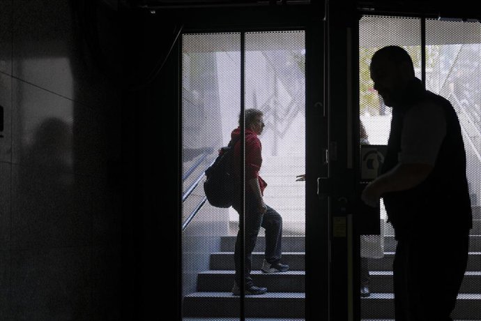 Momento en el que se cerraba la parada de Llucmajor del metro de la L4 de Barcelona