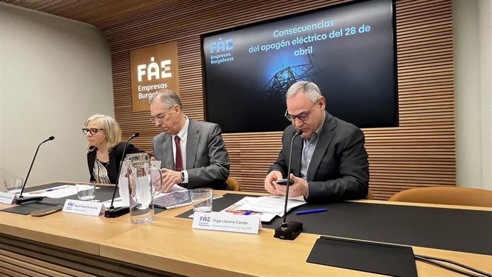 La secretaria de FAE, Emiliana Molero; el presidente, Miguel Ángel Benavente; y el vicesecretario, Íñigo Llerena.