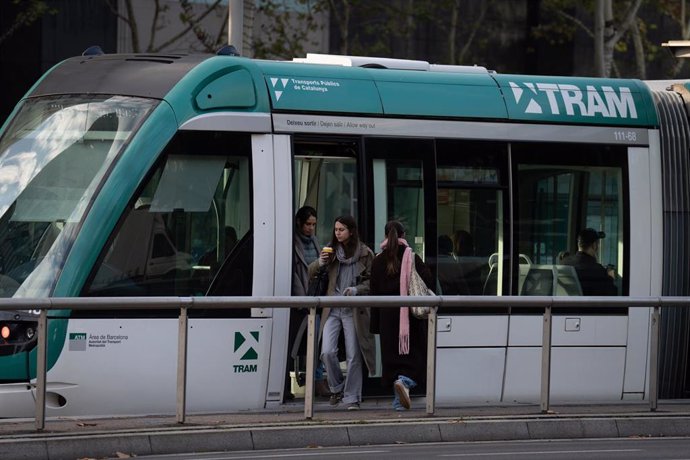 Archivo - Varias personas salen de un tranvía