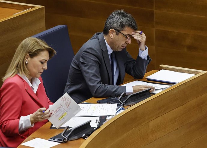 Archivo - El presidente de la Generalitat Valenciana, Carlos Mazón, y la vicepresidenta y consellera de Servicios Sociales, Igualdad y Vivienda, Susana Camarero, durante una sesión de control al Govern, en Les Corts Valencianes, a 26 de marzo de 2025