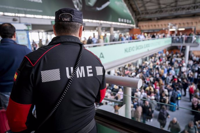 Un militar de la UME en la estación de Atocha-Almudena Grandes, a 29 de abril de 2025, en Madrid (España)