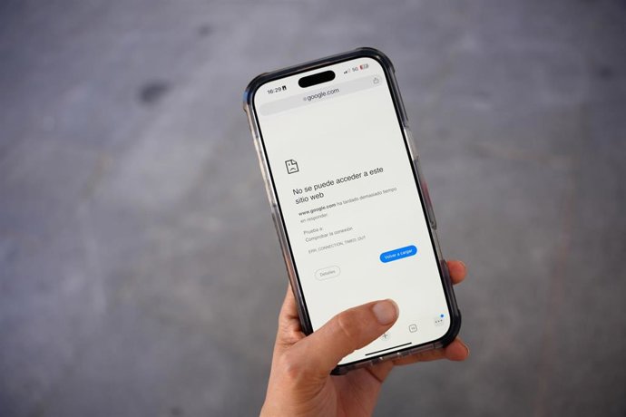 Un teléfono móvil sin señal durante el apagón de red eléctrica