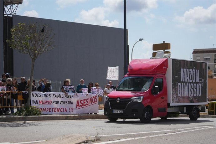 Protesta contra Mazón a las puertas del Congreso del PPE