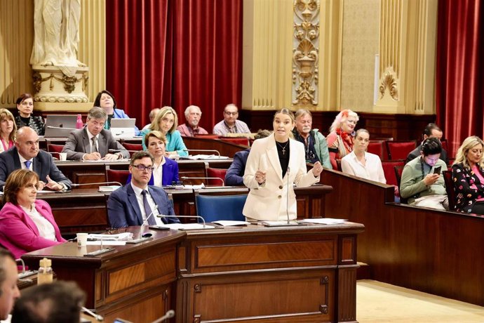 La presidenta del Govern, Marga Prohens, durante el debate parlamentario en una sesión plenaria en el Parlament