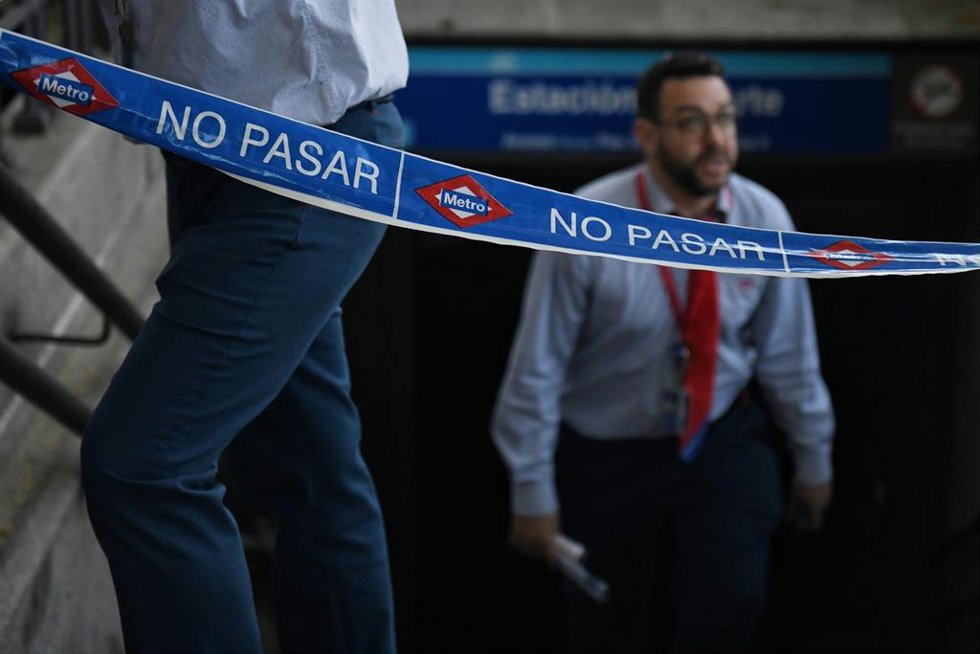 Cierre de una estación de metro de Madrid durante el apagón que dejó a España sin red eléctrica, a 28 de abril de 2025, en Madrid (España). 