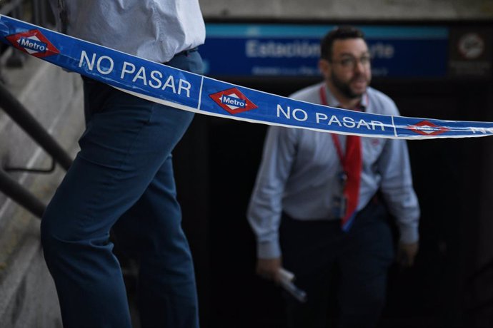 Cierre de una estación de metro de Madrid durante el apagón que dejó a España sin red eléctrica, a 28 de abril de 2025, en Madrid (España). Un apagón eléctrico ha asolado España, Portugal y parte de Francia a las 12.30h. de la mañana. Sin saber aún las ca