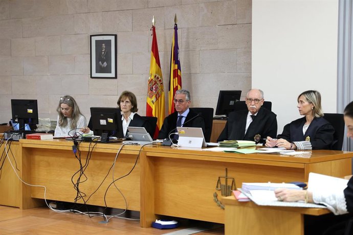 Archivo - Magistrados durante un juicio en los juzgados de Palma. 
