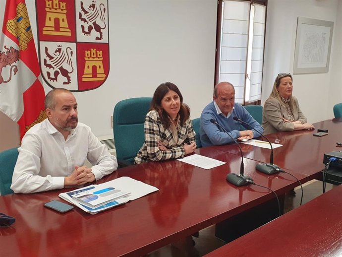 El Jefe Del Servicio De Industria, Emilio García D Ecastro (Izda); La Delegada Territorial, Raquel Alonso; El Gerente De Atención Sanitaria, Luis Gómez De Montes, Y La Secretaria Territorial, Isabel Fuente (Epress)