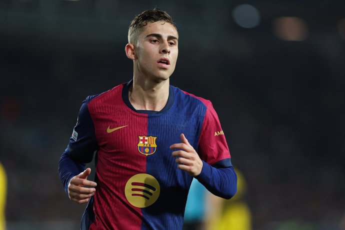 Fermin Lopez, do FC Barcelona, observa durante a partida de ida das quartas de final da UEFA Champions League 2024/25, entre FC Barcelona e Borussia Dortmund, no Estadi Olimpic Lluis Companys, em 09 de abril de 2025, em Barcelona, Espanha.