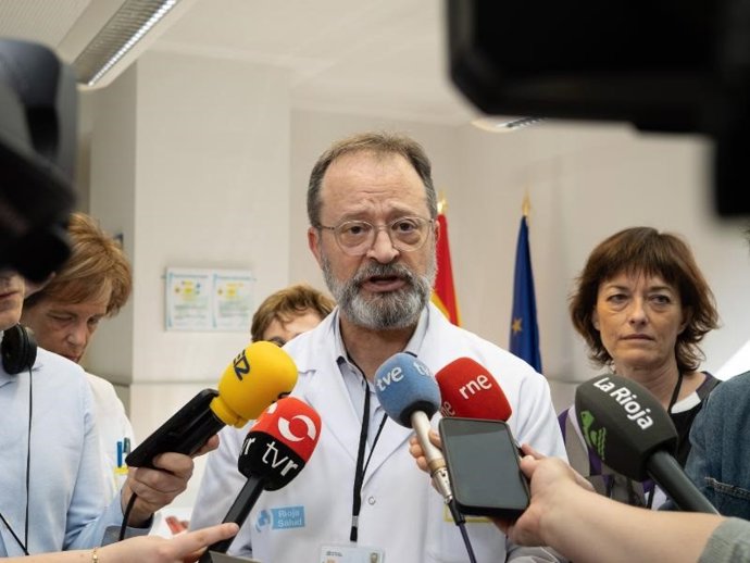 L gerente del SERIS, Luis Ángel González, ante los medios para informar sobre la situación del SERIS como consecuencia del corte de suministro eléctrico