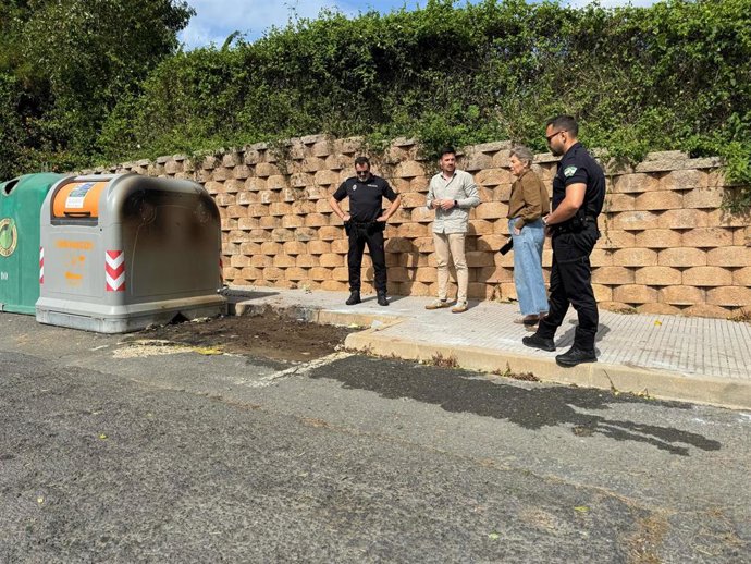 Visita a una de las zonas afectadas por el incendio de un contenedor en Aljaraque (Huelva).