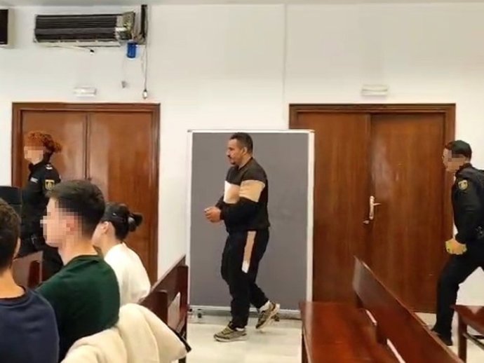 El acusado de acabar con la vida de Zouhr B. A su llegada al juicio con jurado.