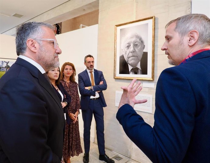 El presidente de las Cortes y la Fundación Castilla y León, Carlos Pollán, recorre la exposición fotográfica dedicada a José Jiménez Lozano.