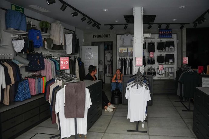 Dos dependientas en un establecimiento sin luz durante el apagón de red eléctrica.