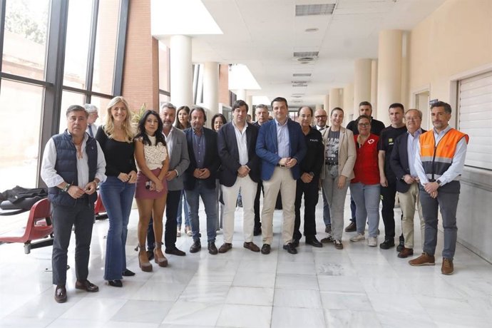 El alcalde de Córdoba, José María Bellido (en el centro), con concejales y responsables del Comité de Emergencia de la ciudad.