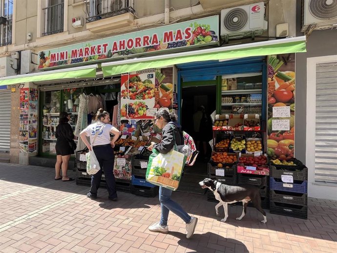 Varias personas realizan compras en un pequeño mercado durante los primeros momentos del apagón.