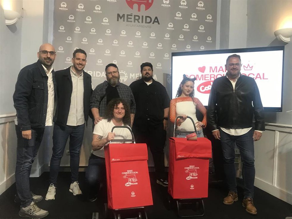 El alcalde de Mérida, Antonio Rodríguez Osuna, el delegado de comercio, Angel Calle, y miembros que han participado en la nueva campaña publicitaria 'Make comercio local cool again'.