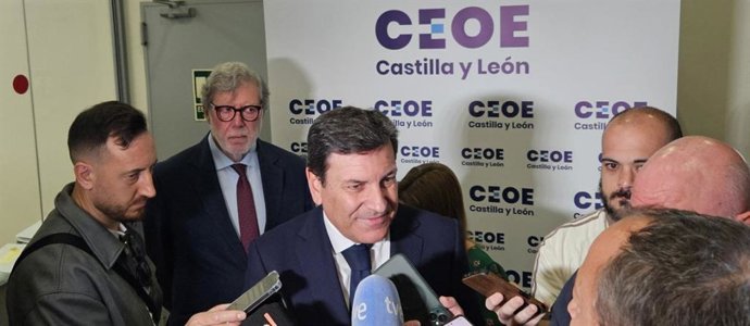 El consejero de Economía y Hacienda, Carlos Fernández Carriedo, en declaraciones a los medios antes de mantener un encuentro con la directiva de CEOE Castilla y León