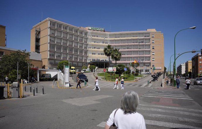 Fachada del Hospital VIrgen del Rocío durante el apagón eléctrico. A 29 de abril de 2025, en Sevilla (Andalucía, España).