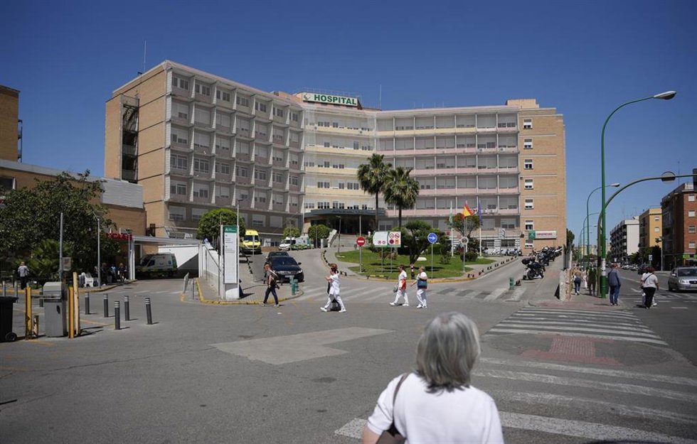 Fachada del Hospital VIrgen del Rocío durante el apagón eléctrico. A 29 de abril de 2025, en Sevilla (Andalucía, España).