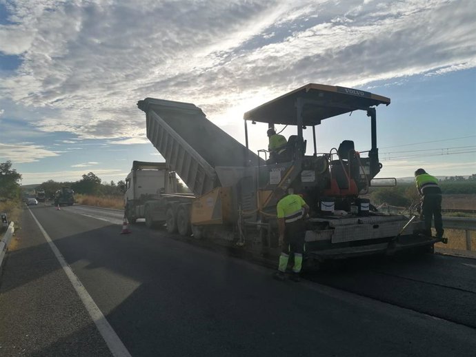 Archivo - Obras de mejora en una de las carreteras de la provincia.