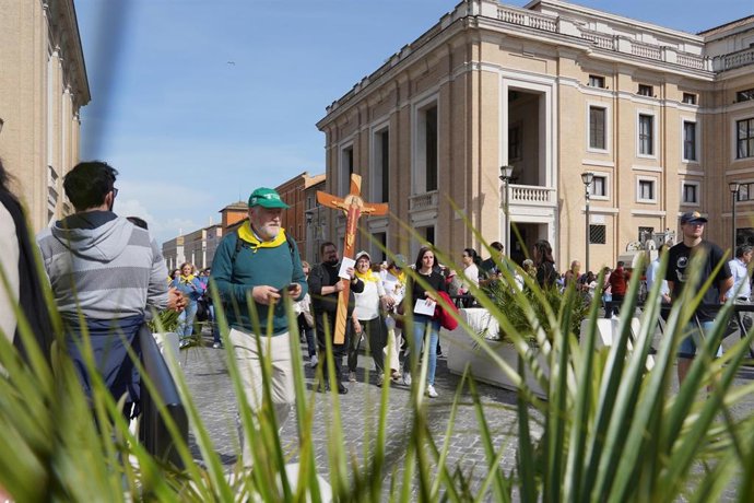 Congregación de fieles en la Plaza de San Pedro tras el anuncio de la muerte del Papa Francisco, a 21 de abril de 2025, en la Ciudad del Vaticano, Roma (Italia).