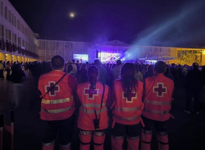Archivo - Personal de Cruz Roja, en un concierto de San Mateo 2024