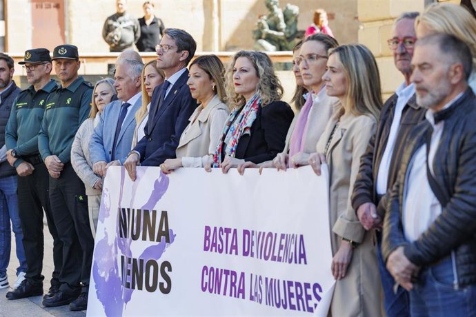 El presidente del Gobierno de La Rioja, Gonzalo Capellán,, durante un minuto de silencio en repulsa por el asesinato machista en Haro