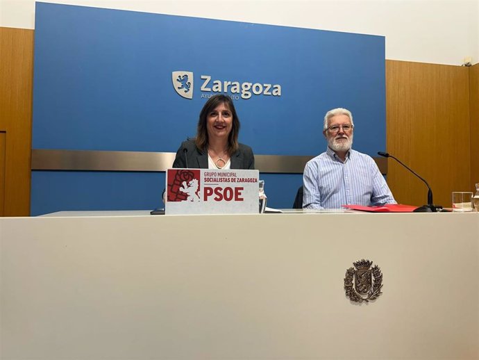 La portavoz del grupo municipal del PSOE en el Ayuntamiento de Zaragoza, Lola Ranera, y el portavoz de Stop Ruido, Miguel Morte