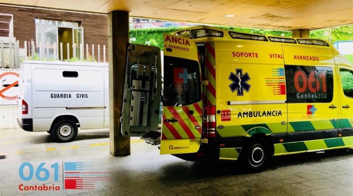 Archivo - Ambulancia del 061 en la entrada de Urgencias de Valdecilla