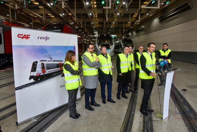 Archivo - La presidenta de Cantabria, María José Sáenz de Buruaga, y el consejero de Fomento, Roberto Media, en una visita al CAF