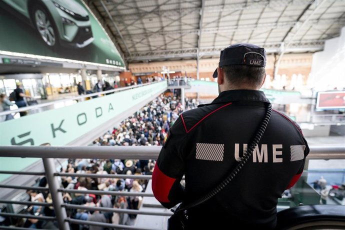 Un militar de la UME en la estación de Atocha-Almudena Grandes, a 29 de abril de 2025, en Madrid (España). 