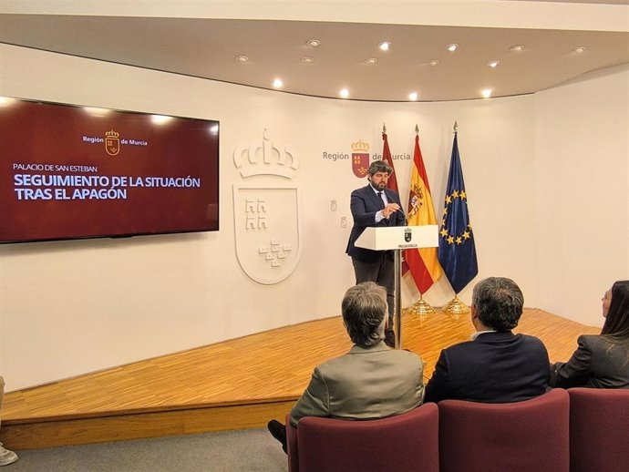 López Miras comparece para detallar la situación actualizada de la Región de Murcia tras el apagón eléctrico en todo el país. Previamente, el máximo responsable autonómico se reunió con los consejeros de su Ejecutivo y responsables de Emergencias