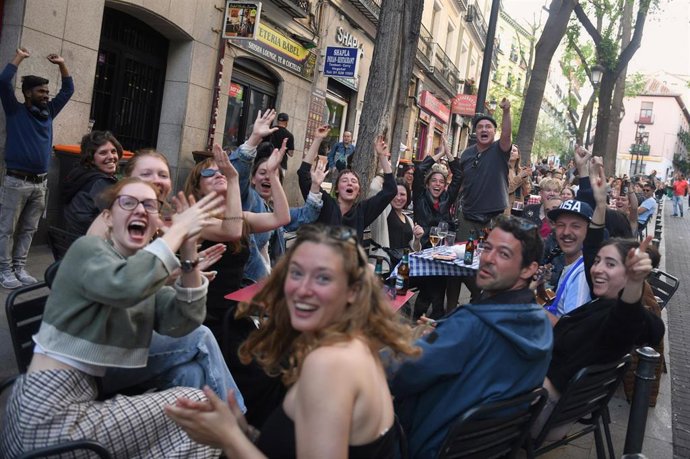 Terraza en la calle Lavapiés en Madrid durante el apagón que dejó a España sin red eléctrica, a 28 de abril de 2025, en Madrid (España). 