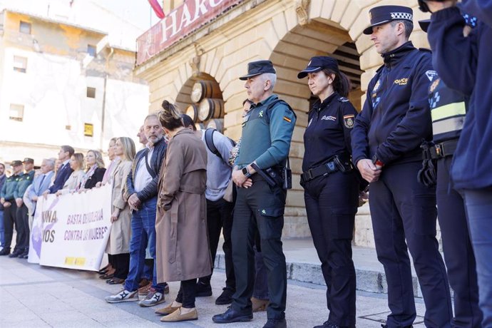 El portavoz de la Guardia Civil, Miguel Ángel Sáez, en la concentración en Haro en repulsa de la mujer asesinada en la localidad por su pareja el viernes pasado