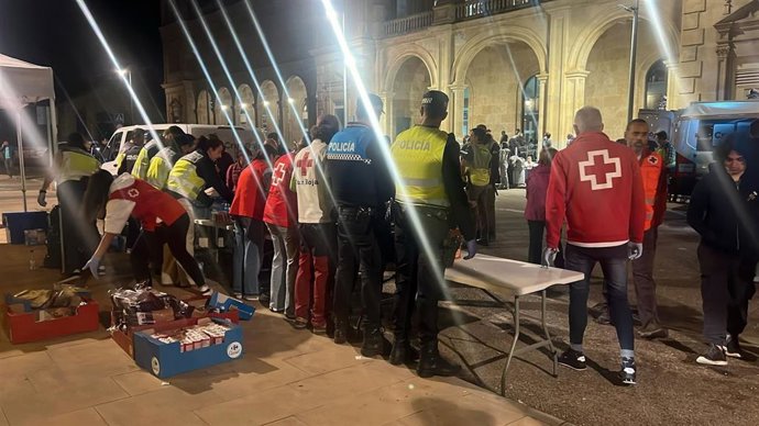 Voluntarios de Cruz Roja, junto a Policía Local, en la estación de tren de Zamora.