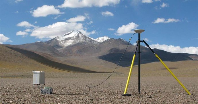 Gravímetro e estação de GPS com o Cerro Uturuncu ao fundo.