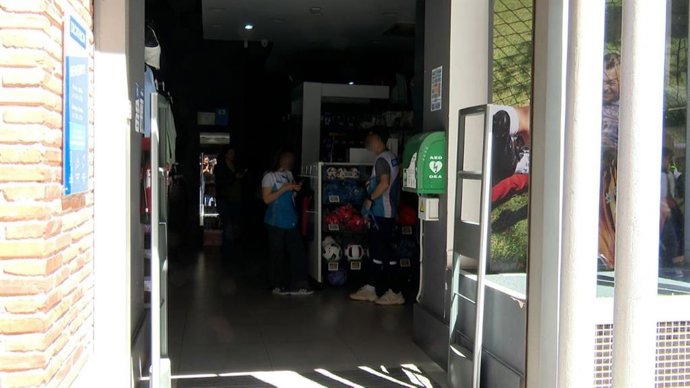 Imagen de un comercio de Valladolid durante el apagón energético del lunes 28 de abril