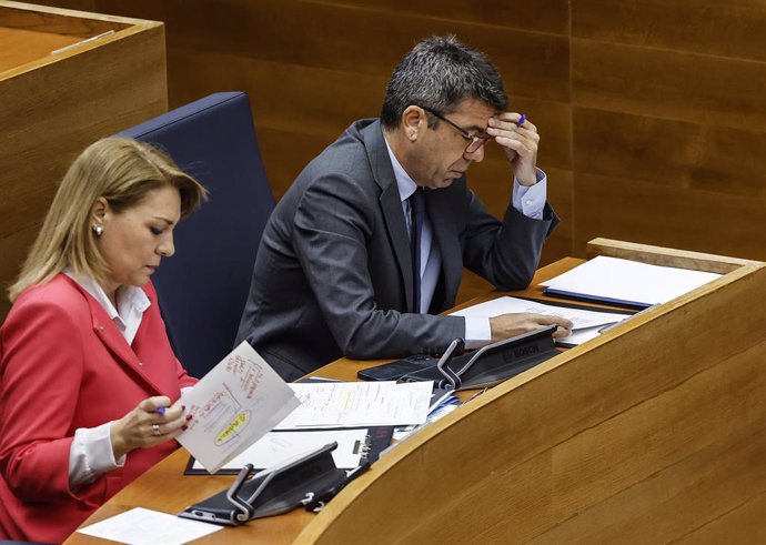 Archivo - Arxiu - El president de la Generalitat Valenciana, Carlos Mazón, i la vicepresidenta i consellera de Serveis Socials, Igualtat i Habitatge, Susana Camarero, durant una sessió de control al Govern, a Les Corts Valencianes, a 26 de març del 2025