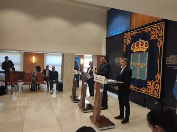 Concepción Saavedra, Adrián Barbón y Alejandro Calvo