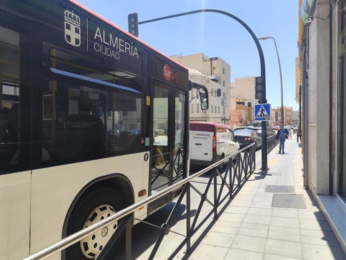 Un bus circula por Almería sin semáforos debido al apagón eléctrico.