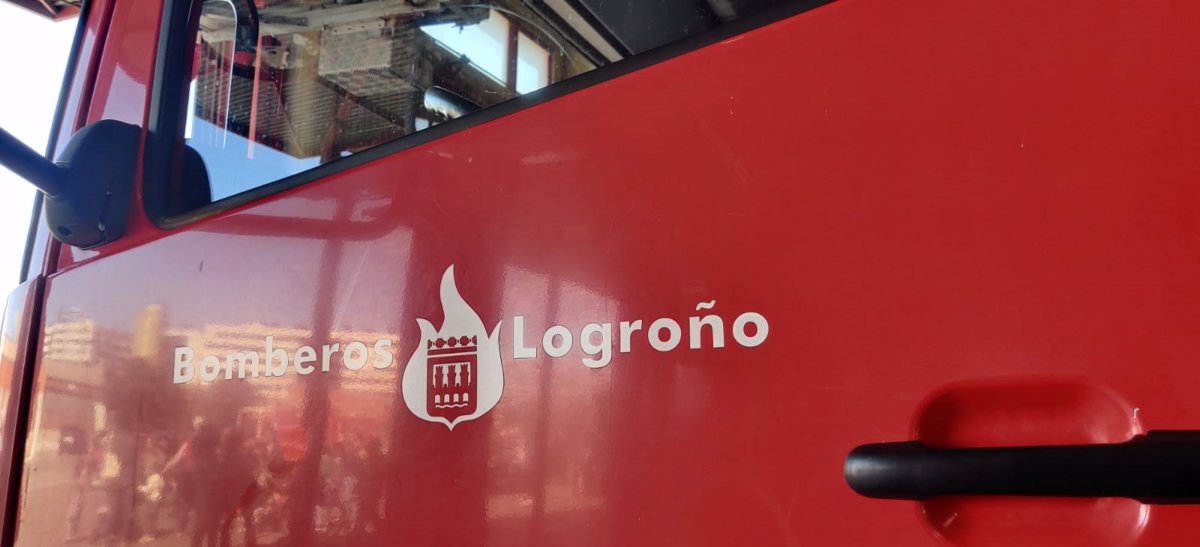 Bomberos de Logroño actúan sobre el desprendimiento de fachada en un edificio de Gran Vía