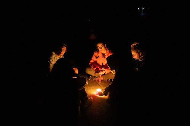 Gente a la luz de las velas en Santiago