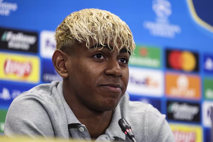 Lamine Yamal em uma coletiva de imprensa antes da partida do FC Barcelona contra a Inter de Milão pela Liga dos Campeões da UEFA na Ciudad Esportiva Joan Gamper em 29 de abril de 2025.