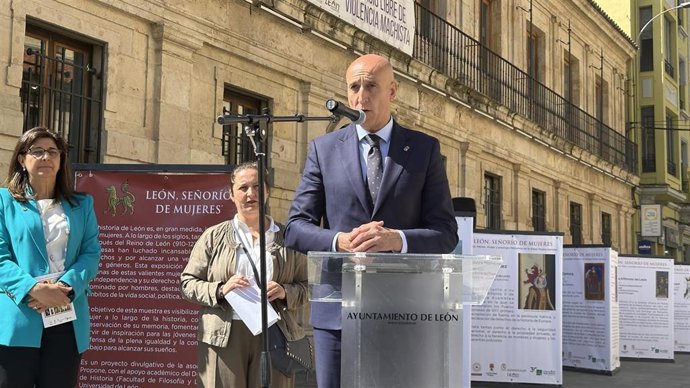 El alcalde de León, José Antonio Diez, en la inauguración de la exposición ‘León, Señorío de Mujeres’.